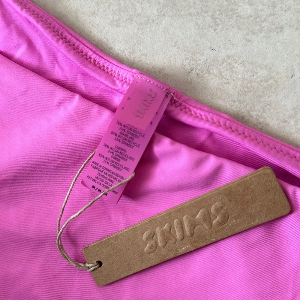Skims signature swim mid waist bottom Neon Orchid NWT‎ size M